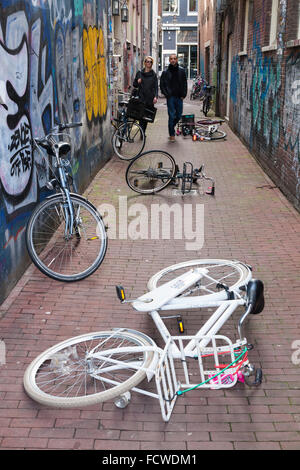 Fahrrad / Fahrräder / Fahrrad / Fahrrad / Zyklen links auf dem Boden – von Vandalen? Openhartsteeg. Amsterdam, Noord-Holland-Niederlande Stockfoto