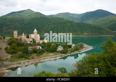 Georgien, Mzcheta-Mtianeti, Festung Ananuri Und Shinvali-Stausee der Georgischen Heerstraße. Stockfoto