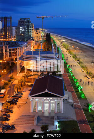 Hochhäuser und moderne Neubauten sind im Bau auf dem Damm von Batumi. Adscharien. Georgien Stockfoto