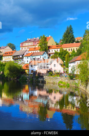 Tschechischen Krumlov. Südböhmische Region der Tschechischen Republik. Bunte Reflexionen von alten Häusern in der Moldau. Cesky Cruml Stockfoto