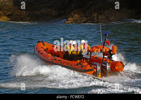 Looe RNLI Atlantic 75 inshore Rettungsboot in Looe Fluss Überschrift in Looe Bay mit einer Besatzung von drei Stockfoto