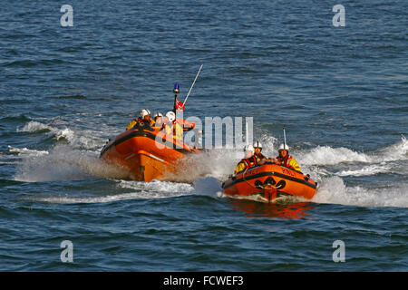 Beider Looe RNLIs Küstenfischerei Rettungsboote in Looe bay. Stockfoto