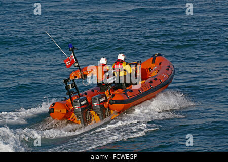 Looe RNLI Atlantic 75 inshore Rettungsboot Überschrift in Looe Bay mit einer Besatzung von zwei. Stockfoto