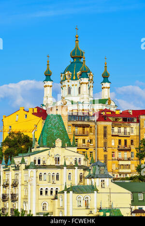 Kiew, Ukraine. St.-Andreas Kirche und die alten Häuser in der St.-Andreas Abstieg Straße in Kiew. Stockfoto