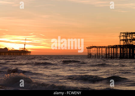 Sonnenaufgang über dem Brighton Pier und Meer Stockfoto