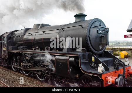 Die LMS-Klasse 5MT 4-6-0 44871 Dampf Zug Beschleunigung durch Settle Station auf dem Weg nach Carlisle (3) Stockfoto