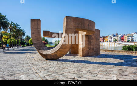 Spanien, Andalusien, Provinz Sevilla, Sevilla, Muelle De La Sal, Salz Pier, Denkmal für Toleranz am Guadalquivir-Ufer Stockfoto