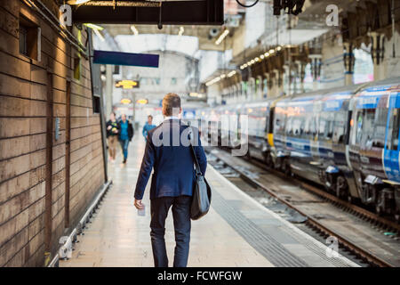 Geschäftsmann am Bahnhof Stockfoto