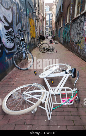 Fahrrad / Fahrräder / Fahrrad / Fahrrad / Zyklen links auf dem Boden – von Vandalen? Openhartsteeg. Amsterdam, Noord-Holland-Niederlande Stockfoto