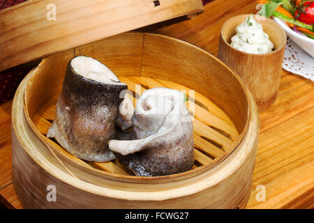 Geschirr, Holz Cup mit gedünstetem Fisch, Salat, Besteck Stockfoto