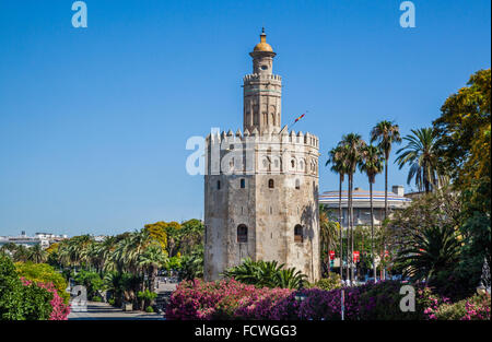 Spanien, Andalusien, Provinz Sevilla, Sevilla, Blick auf Torre del Oro, 13. Jahrhundert zwölf doppelseitigen militärische Wachturm auf dem ba Stockfoto