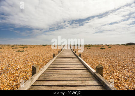 Holz-Schläfer Promenade Weg über die leere Kiesstrand in Dungeness, Kent Stockfoto