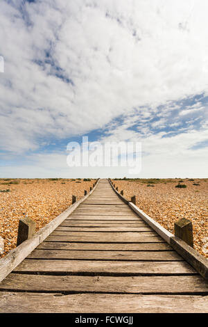 Holz-Schläfer Promenade Weg über die leere Kiesstrand in Dungeness, Kent Stockfoto