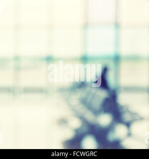 Passagier in der Flughafen-Lounge - defokussierten Hintergrund. Retro-Stil vorgefiltert Bild Stockfoto