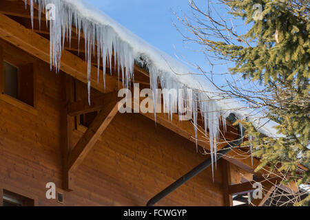 Lange Eiszapfen hängen von Gebäuden Stockfoto