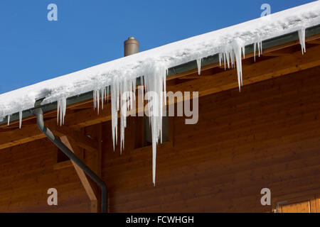 Lange Eiszapfen hängen von Gebäuden Stockfoto