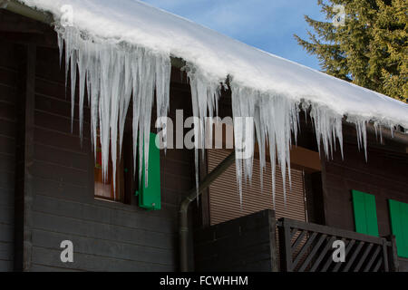 Lange Eiszapfen hängen von Gebäuden Stockfoto