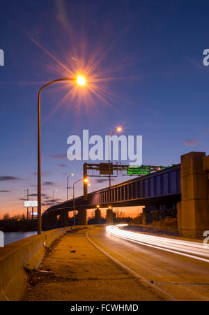 Autobahn und Brücke bei Sonnenuntergang mit Straßenlaternen, Philadelphia, Pennsylvania, USA Stockfoto