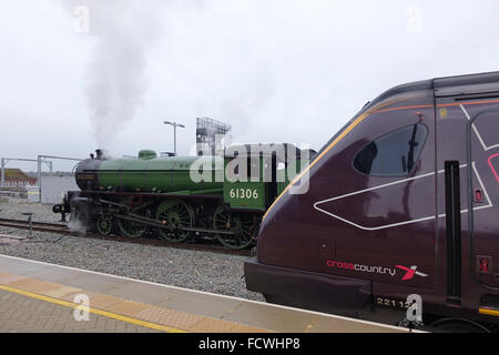 Cross Country Klasse 221 Voyager und Klasse B1 61306 Mayflower an Auslesestation-1 Stockfoto