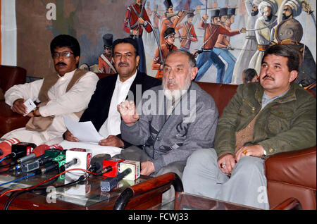 Bürgermeister von Quetta, Adressen Kaleem Ullah zusammen mit Vizebürgermeister Younus Baloch und anderen Medien Personen während der Pressekonferenz in Quetta am Montag, 25. Januar 2016. Stockfoto