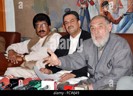 Bürgermeister von Quetta, Adressen Kaleem Ullah zusammen mit Vizebürgermeister Younus Baloch und anderen Medien Personen während der Pressekonferenz in Quetta am Montag, 25. Januar 2016. Stockfoto