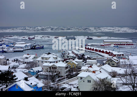 Schweden, Bohuslan, schneebedeckte Insel Hönö und Klåva marina Stockfoto