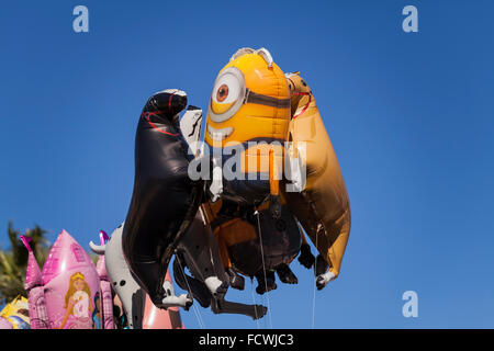 Helium gefüllte Ballons in Form von Pferden und Schergen schweben über die Massen an der San Sebastian Fiestas in La Caleta, Costa A Stockfoto