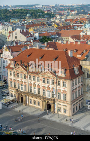 Prag - AUGUST 6: Luftaufnahme des Altstädter Ring - gewidmet Uhr Platz Jan Hus Denkmal. Leute sitzen und zu Fuß aroun Stockfoto