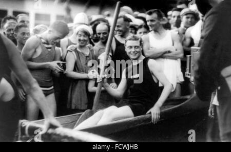 Der Herzog von Windsor (zukünftige König Edward VIII) als junger Mann am Waikiki Beach, Honolulu, Hawaii, USA c.1920 Stockfoto