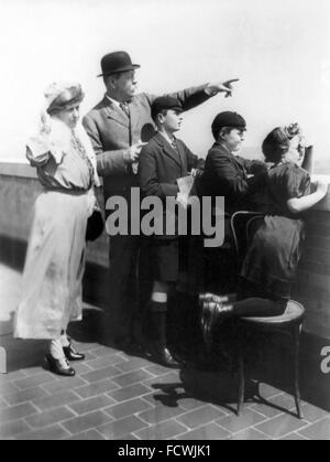 Arrthur Conan Doyle. Der britische Schriftsteller und Arzt Sir Arthur Conan Doyle, Schöpfer von Sherlock Holmes, mit seiner Familie in New York City, New York im April 1922 Stockfoto