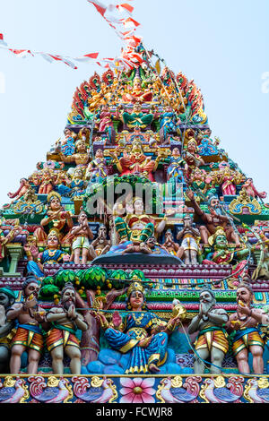 Niedrigen Winkel Ansicht des Hinduismus Tempel Götter Statuen gegen klaren Himmel In Little India Stockfoto