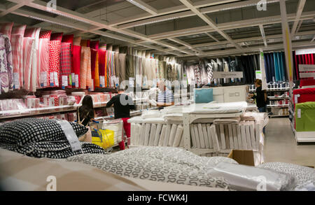 Innere des Ikea Einrichtungshaus, Malaga, Spanien.  Kunden, die Produktauswahl im Bereich Bettwäsche. Stockfoto