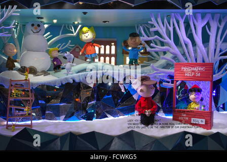 NYC Macy's Herald Square Schaufenster "A Charlie Brown Christmas" feiert den 50. Jahrestag der Karikatur. Stockfoto