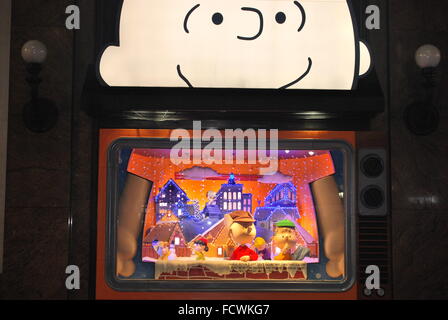 NYC Macy's Herald Square Schaufenster "A Charlie Brown Christmas" feiert den 50. Jahrestag der Karikatur. Stockfoto