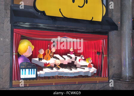 NYC Macy's Herald Square Schaufenster "A Charlie Brown Christmas" feiert den 50. Jahrestag der Karikatur. Stockfoto