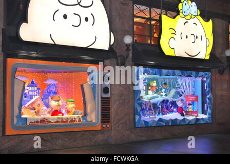 NYC Macy's Herald Square Schaufenster "A Charlie Brown Christmas" feiert den 50. Jahrestag der Karikatur. Stockfoto