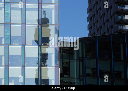 Der Londoner BT Tower spiegelt sich in einem Bürogebäude. Stockfoto