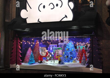 NYC Macy's Herald Square Schaufenster "A Charlie Brown Christmas" feiert den 50. Jahrestag der Karikatur. Stockfoto