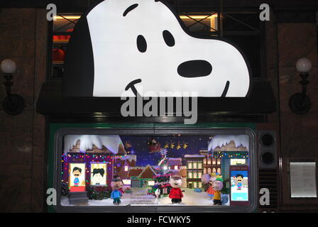 NYC Macy's Herald Square Schaufenster "A Charlie Brown Christmas" feiert den 50. Jahrestag der Karikatur. Stockfoto