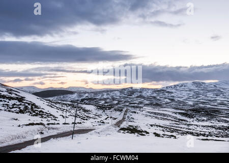 Crathie Pass bei Glen Gairn in den Highlands von Schottland. Stockfoto