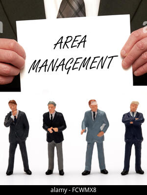 Miniatur Figur Business Männer gekleidet in Anzügen unter message'AREA MANAGEMENT "auf einer Karte von einem Mann in einem Anzug statt Stockfoto