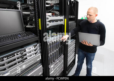 Es Berater überwacht Blade-Servern im Rechenzentrum Stockfoto