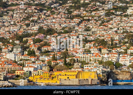 Stadtbild zeigt die Santiago Festung Funchal Madeira Stockfoto