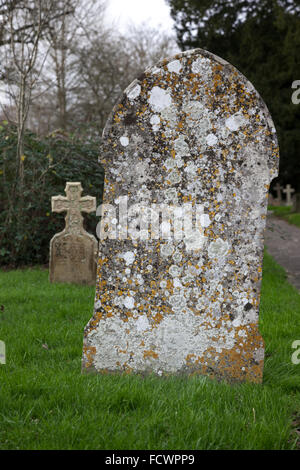 Alte Grabsteine auf dem Kirchhof der St. Mary Church, Bruton, Somerset, England, Großbritannien Stockfoto