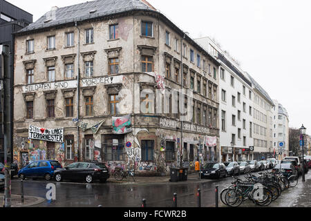 BERLIN - Januar 12: Ex-Squat nicht renoviert in der Linien-Straße in Berlin-Mitte, am 12. Januar 2016 in Berlin. Stockfoto