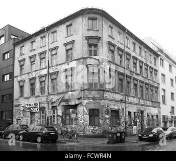 BERLIN - Januar 12: Ex-Squat nicht renoviert in der Linien-Straße in Berlin-Mitte, am 12. Januar 2016 in Berlin. Stockfoto