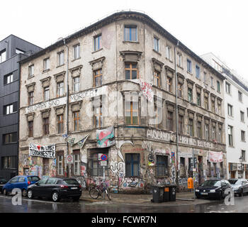 BERLIN - Januar 12: Ex-Squat nicht renoviert in der Linien-Straße in Berlin-Mitte, am 12. Januar 2016 in Berlin. Stockfoto