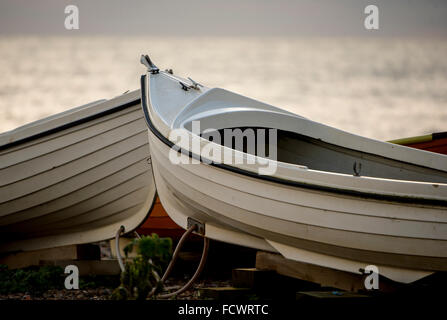 Ruderboote gespeichert am Ufer in einem Angler-Club in Hove, Sussex, Großbritannien Stockfoto