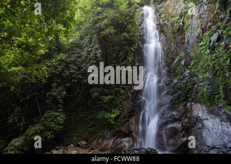 Mittleren Herbst der Ng Tung Chai Wasserfälle in die New Territories in Hongkong, China. Stockfoto