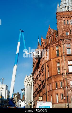 Ein Palfinger-Plattform P 480 verwendet wird, um Zugriff auf die Dachfläche eines Gebäudes in Nottingham Stadtzentrum Stockfoto